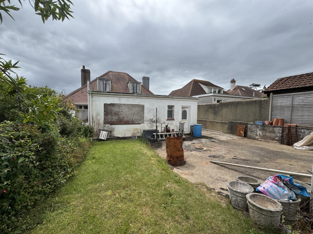 Lot: 141 - DETACHED BUNGALOW FOR IMPROVEMENT AND REPAIR - Rear view of the property from garden
